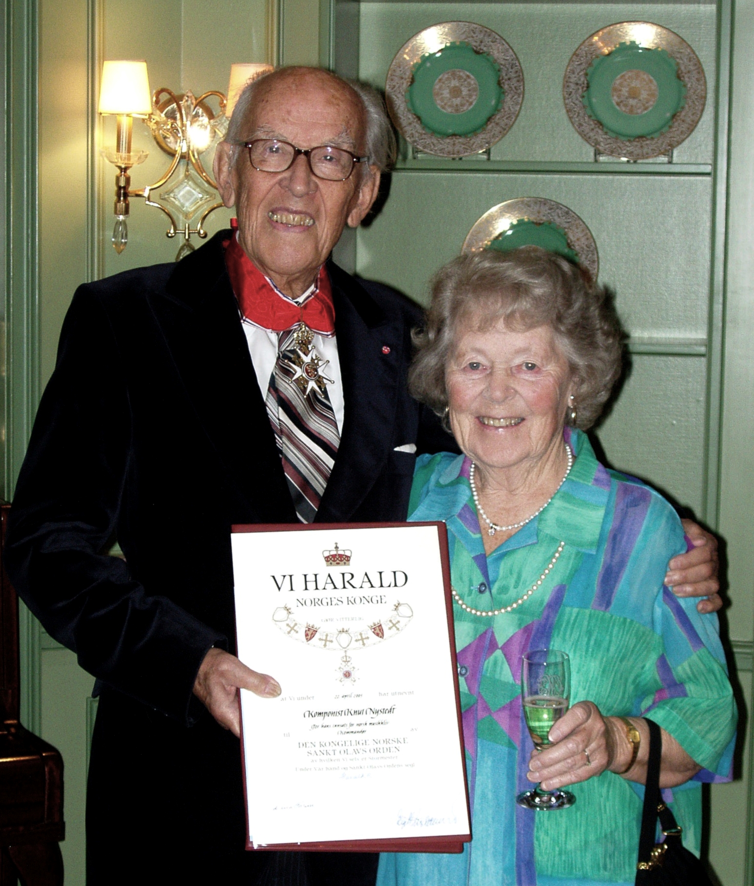 Picture of Knut Nystedt, with his wife Dua, receiving his Commander of St. Olav diploma.
