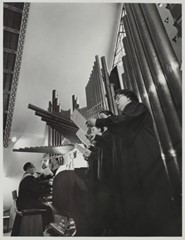 Picture of members of Torshov Church Choir singing while Knut Nystedt plays the organ.