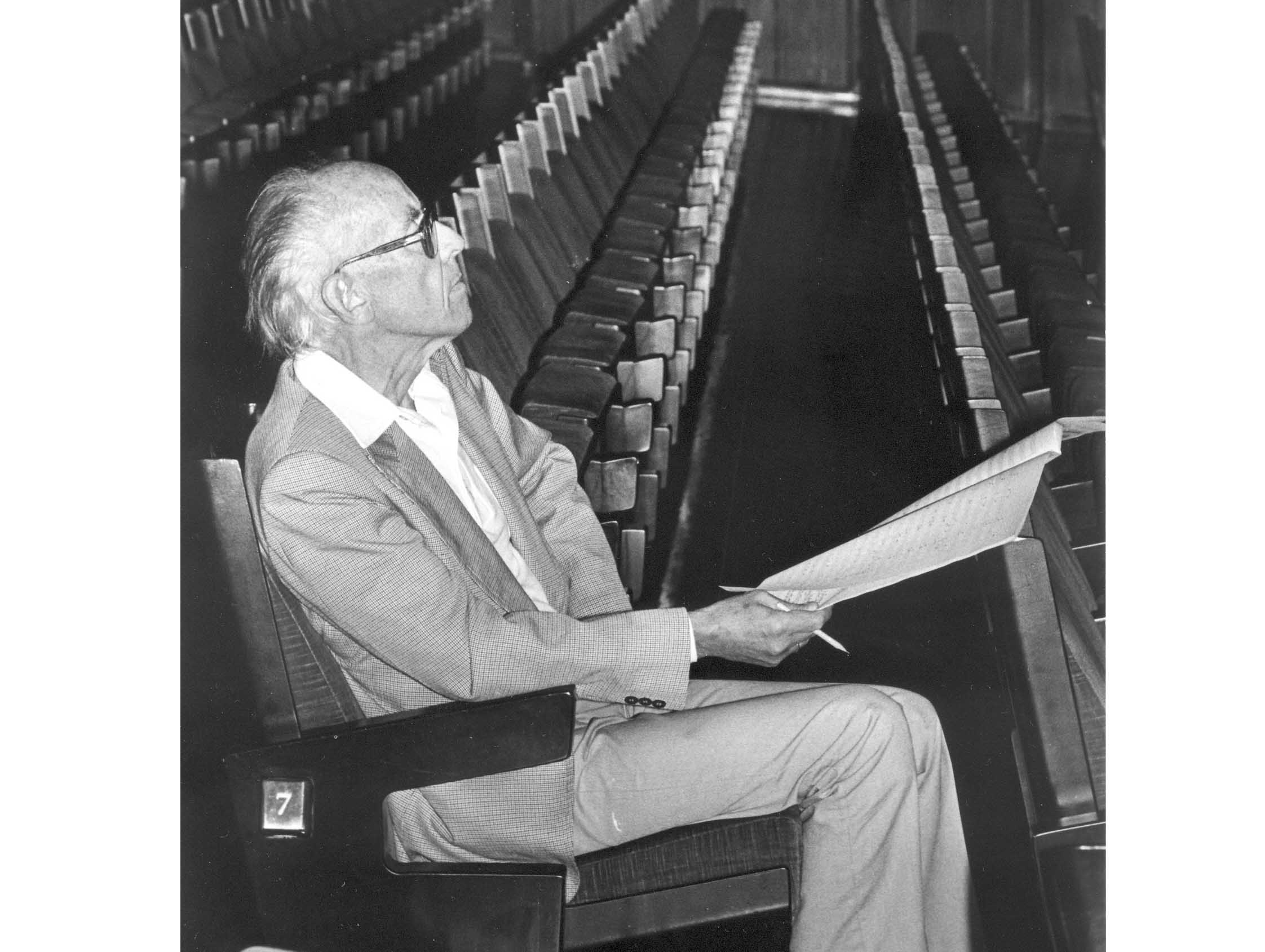 Picture of Knut Nystedt judging a choir competition.