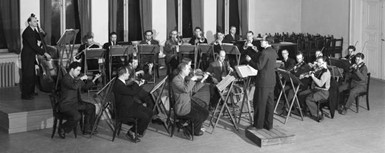 Picture of Knut Nystedt conducting the YMCA-orchestra Arioso.
